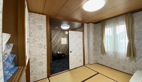 Japanese Style Room, Smoking