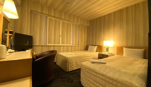 Twin Room, Smoking