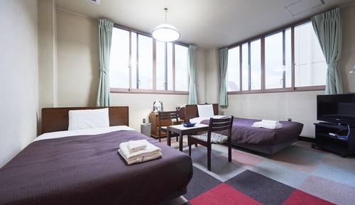 Twin Room, Smoking