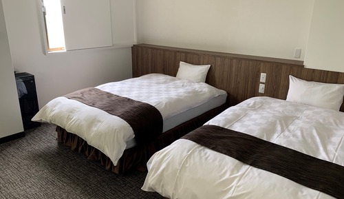 Twin Room, Smoking