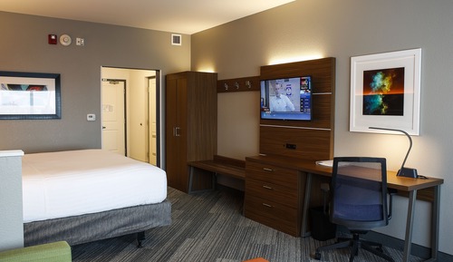 Standard Room, 1 King Bed, Mobility Accessible (Accessible Tub)