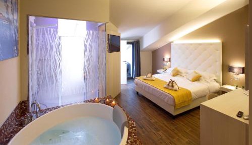 Deluxe Suite with Spa Bath