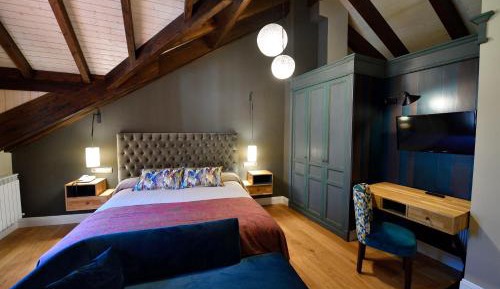 Deluxe Queen Room with Balcony