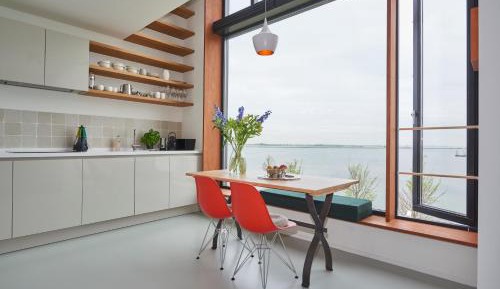Apartment with Lake View