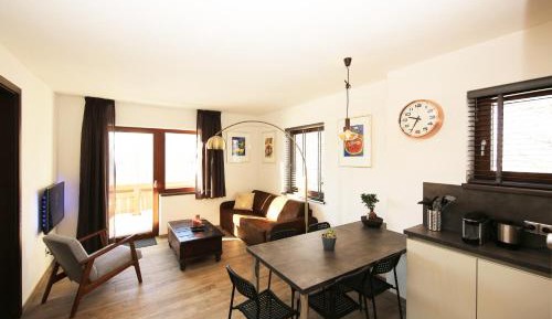 Apartment with Mountain View