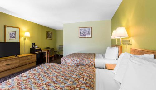 Deluxe Queen Room with Two Queen Beds - No pets