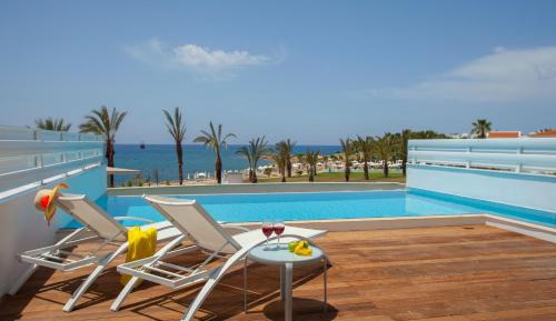 Suite with Private Pool & Front Sea View