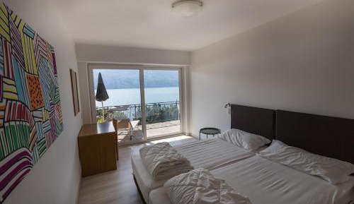 One-Bedroom Apartment with Lake View