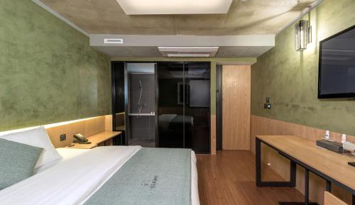 Business Single Room - Offer PAX Breakfast + Luggage Sending Service
