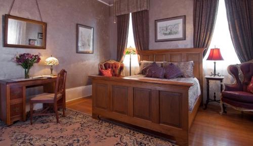 Queen Room with Shared Bathroom
