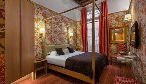 Superior Double Room with  four poster bed