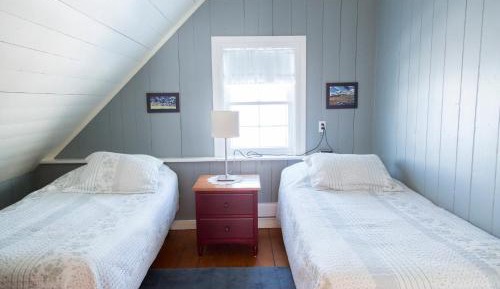Twin Room with Two Twin Beds and Shared Bathroom