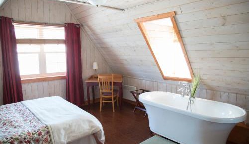 Queen Room with Private Bathroom