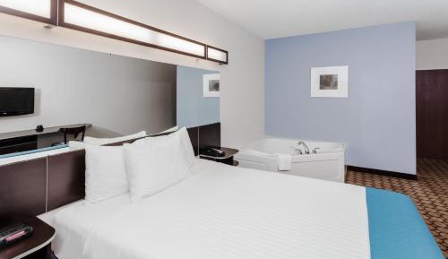 Superior Queen Suite with Jacuzzi - Non-Smoking