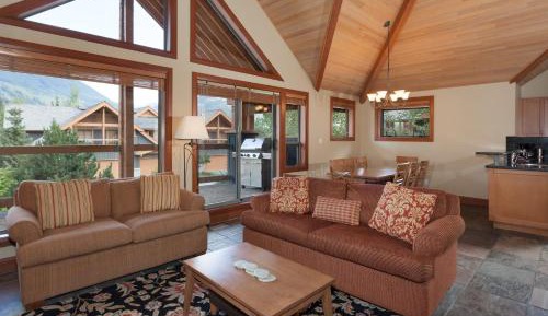 Three-Bedroom Apartment with Den & Private Hot Tub (4821)