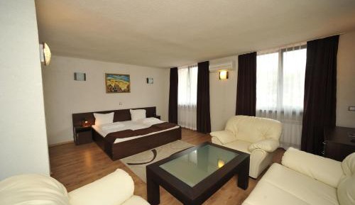 Deluxe Queen Suite