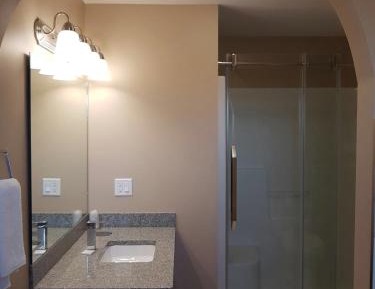 Queen Suite with Spa Bath - Non-Smoking