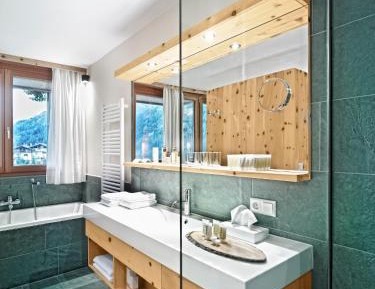 Double Room with Balcony and Mountain View
