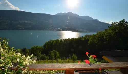 One-Bedroom Apartment with Lake View