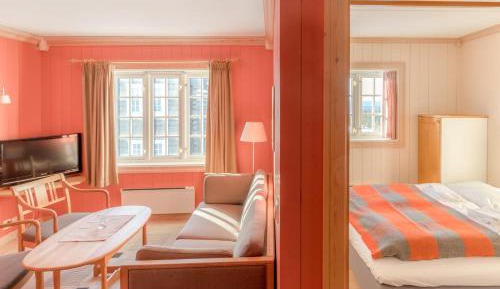 Apartment with Mountain View