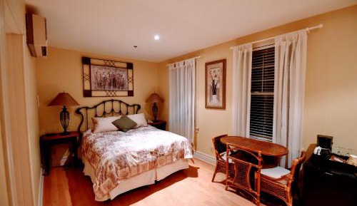 Deluxe Queen Suite
