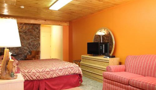 Nonsmoking: Room 22 (King w/ Kitchenette)