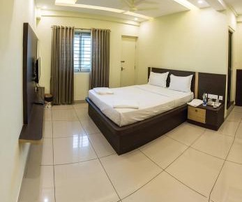 Deluxe Double Room (2 Adults + 1 Child)