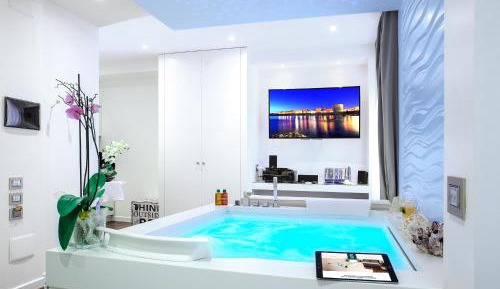 Deluxe Suite with Spa Bath
