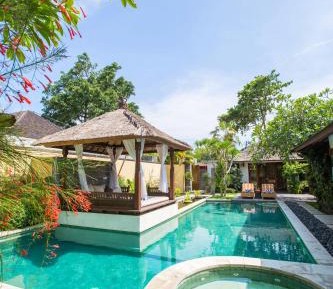 Four-Bedroom Villa with Private Pool and Airport Pick-Up and Floating Breakfast