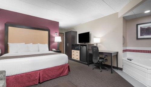 Deluxe King Suite - Non-Smoking