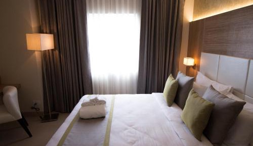 Deluxe Double Room (2 Adults + 1 Child)