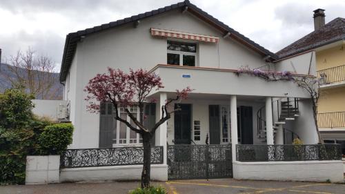 Apartment with Mountain View