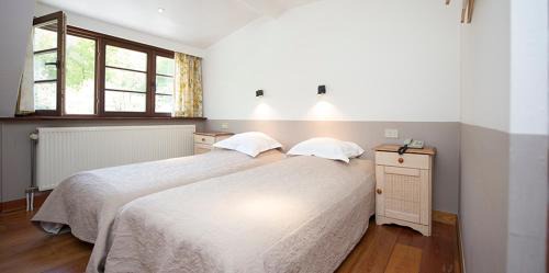 Twin Room with Shared Toilet