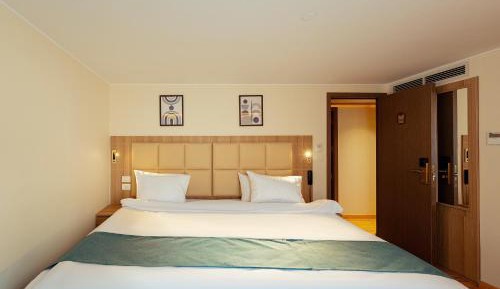 Deluxe Room (2 Adults + 1 Child)