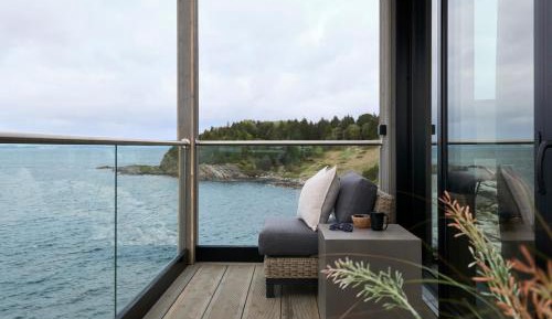 Deluxe One-Bedroom Apartment with Ocean View