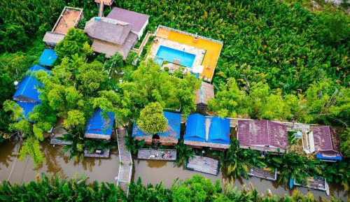 Family Room with Lake View
