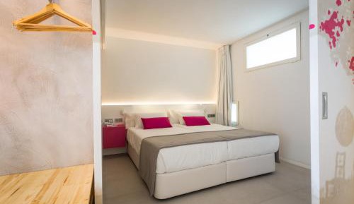Junior Suite with Side Sea View
