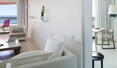 SUPERIOR Suite - One King Bed, panoramic vie w of the sea and Bay of Cannes with terraces