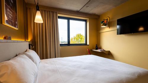 POP Room with One Double Bed