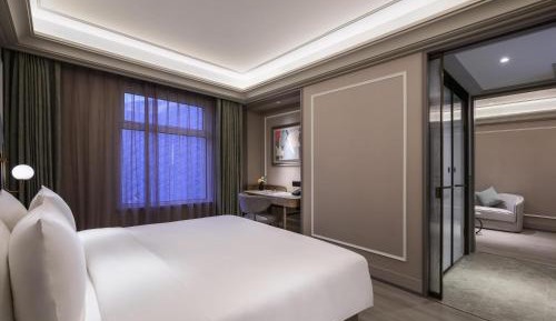 Honorable Queen Room