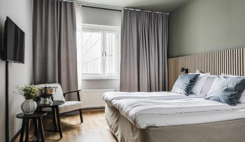 Deluxe Room with One Queen Bed - Non-Smoking