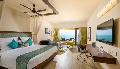 Deluxe Room with 1 Queen Bed, Panoramic view of Ocean with Balcony with 10% Discount on Laundry & Food & Soft Beverage.