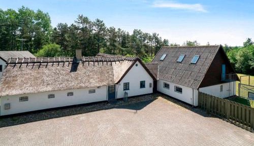 Thirteen-Bedroom Holiday home