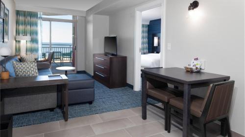 One-Bedroom Residential Suite with Two Queen Beds, Sofa Bed and Oceanfront View