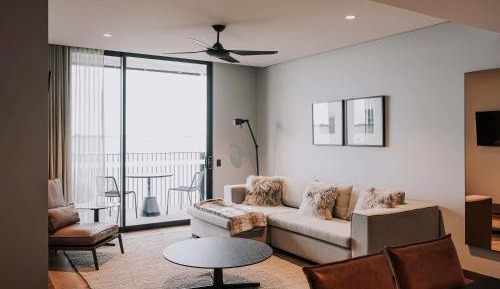 One-Bedroom Apartment with Lake View