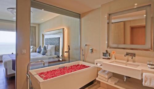 Executive Suite with 1 Double Bed Ocean View with 2 way Airport transfers & 2 pieces of laundry per room per night Non-cumulative basis.