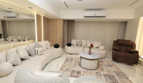 Three-Bedroom Apartment with Lake View