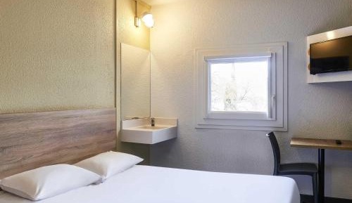 Tandem Room for Two Travelers