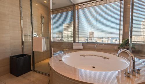 King Suite on Higher Floor with Complimentary Mini-bar