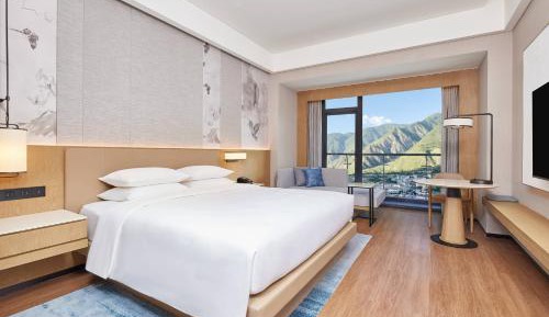 Deluxe Panorama King Room with Mountain View